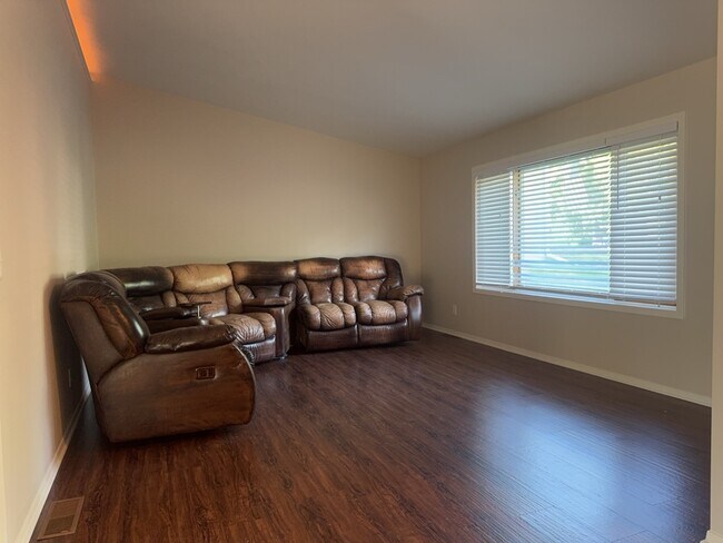Building Photo - 3829 Eastway Dr