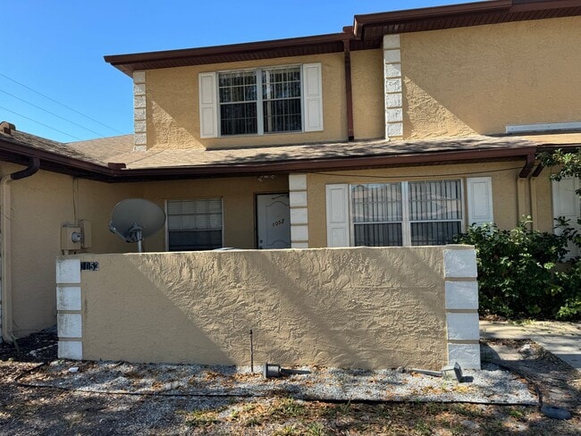 Building Photo - Spacious 3 bedroom, 2 bathrooms multiplex unit. 2 story in Alafaya