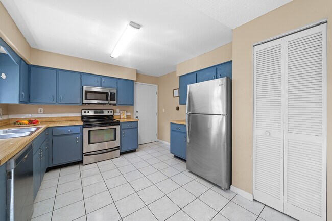 Building Photo - 2147 Sandalwood Dr