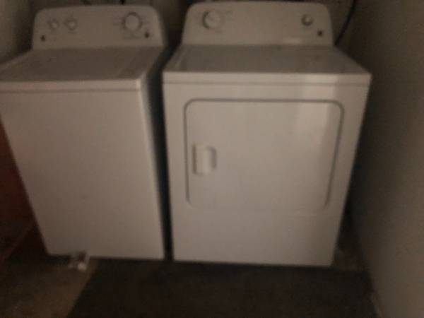 Washer dryer in unit - 940 NE Maple St