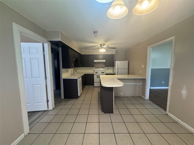 Building Photo - 802 Hillside Dr