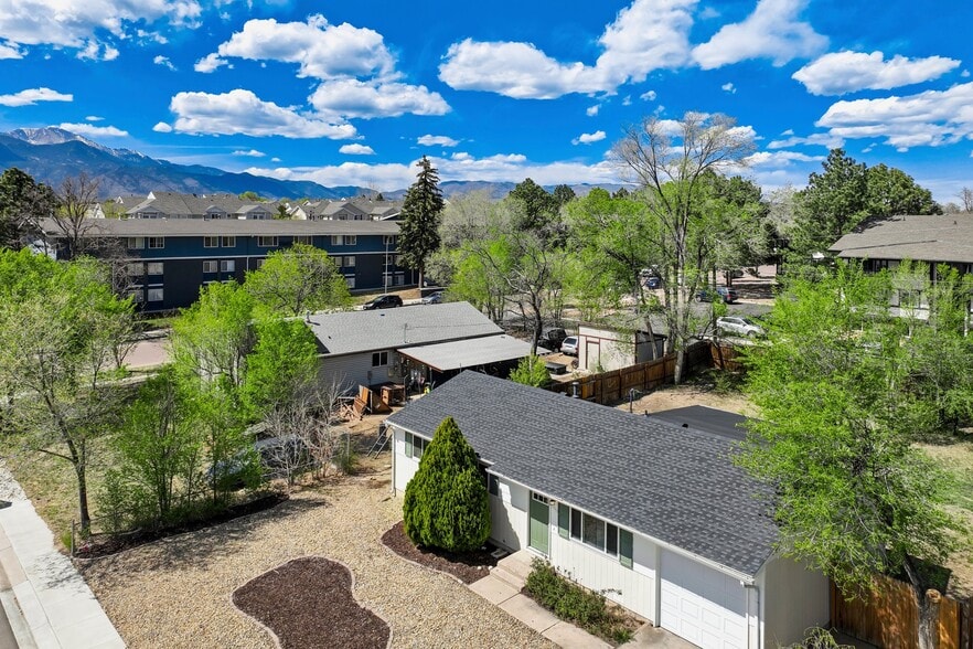 Building Photo - 2050 Del Mar Dr