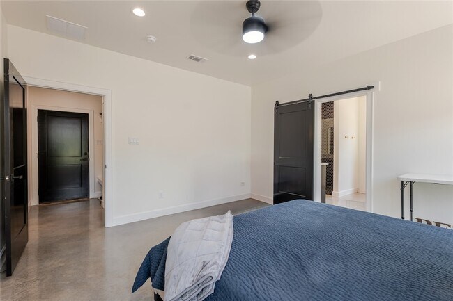 Building Photo - 405 Oak Tree Dr