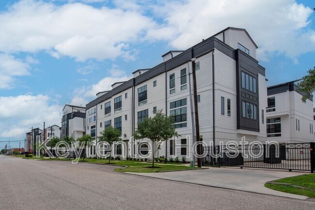 Building Photo - 2910 Lamar St