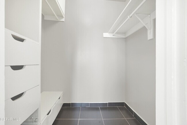 Building Photo - 333 Eubank Ct
