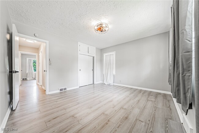 Building Photo - 24111 Edgehill Dr