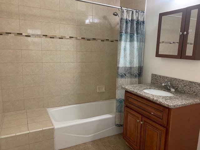 Large bathroom - 13405 Burbank Blvd