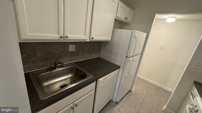 Building Photo - 3790 Lyndhurst Dr