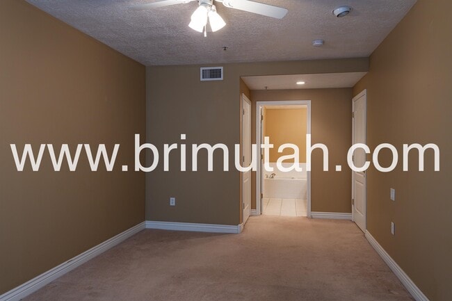 Building Photo - 3075 E Kennedy Dr