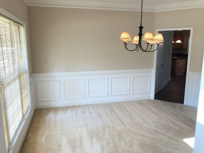 Building Photo - Beautiful 5 Bed 4 Bath Home in Heart of Co...
