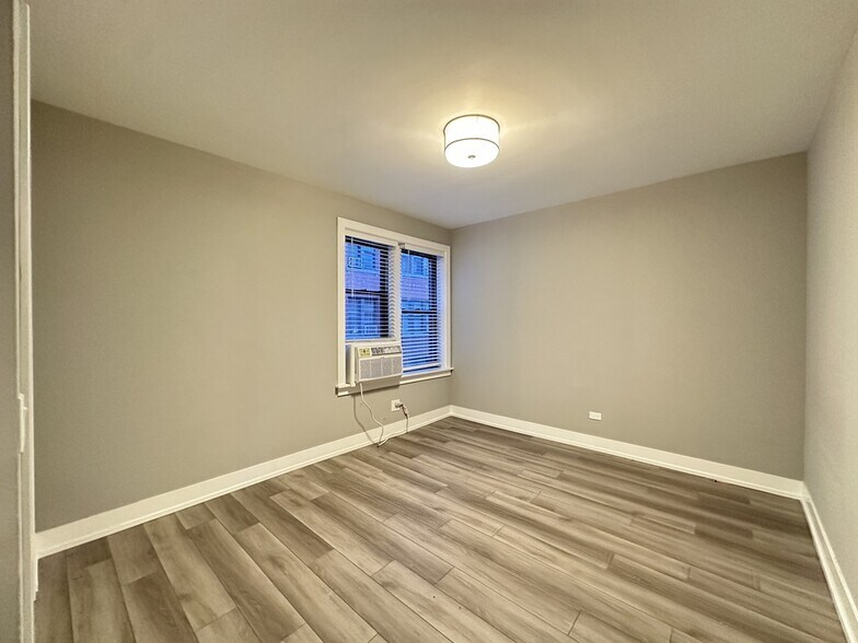 Building Photo - 3946 N Janssen Ave