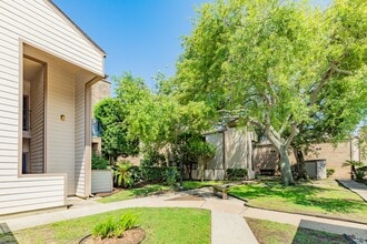 Building Photo - 7098 N Holiday Dr