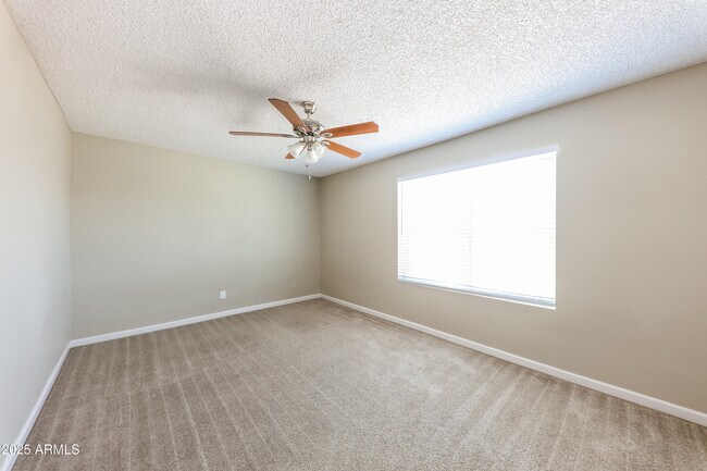 Building Photo - 6202 W Sunnyside Dr