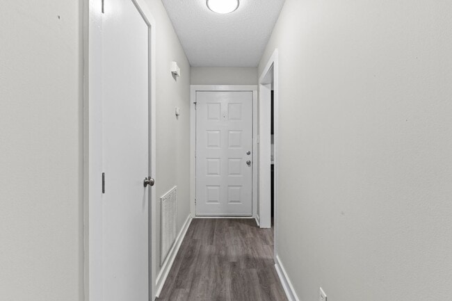 Building Photo - Newly Updated 2 Bedroom, 2 Bath Duplex nea...