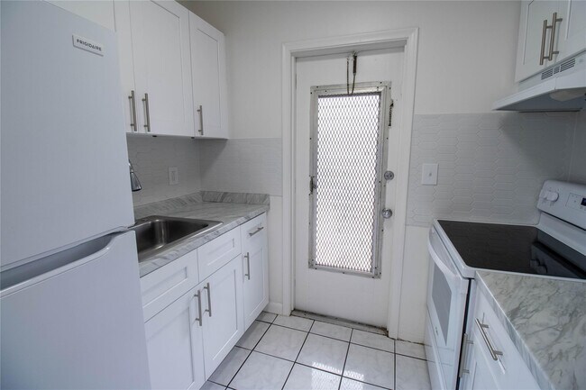 Building Photo - 2537 Lincoln St