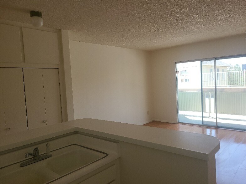 Building Photo - 160 S El Molino Ave