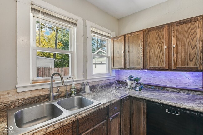 Building Photo - 1920 E 67th St