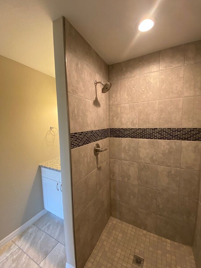 Building Photo - Desirable SE Ocala Neighborhood 3/2/2 *WON...