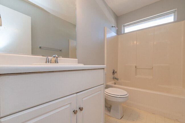 Building Photo - Charming Pepperidge Home with Fireplace & Large Backyard