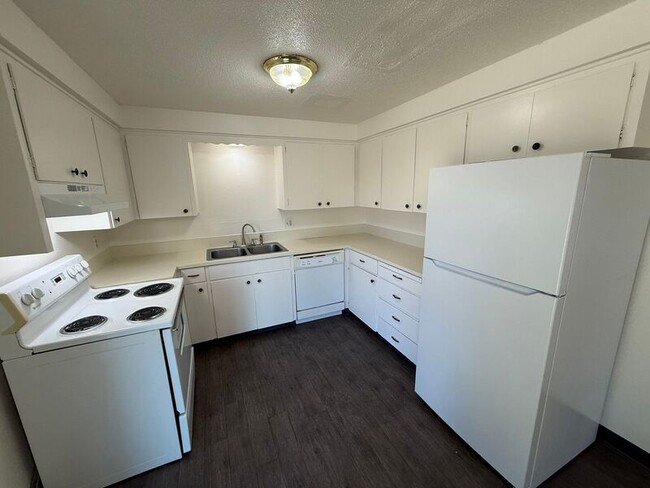 Building Photo - 3870 Iberis St NE