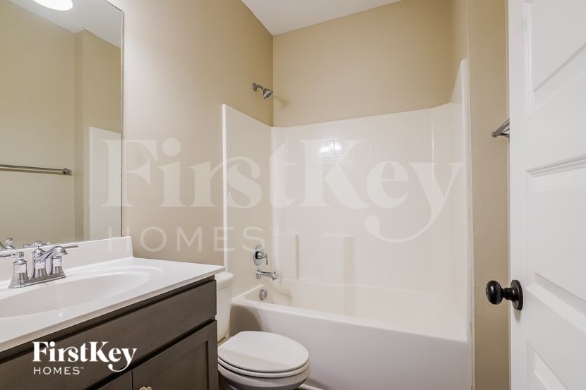 Building Photo - 2758 Village Pl