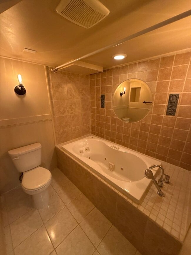 Building Photo - 1615 D St NE