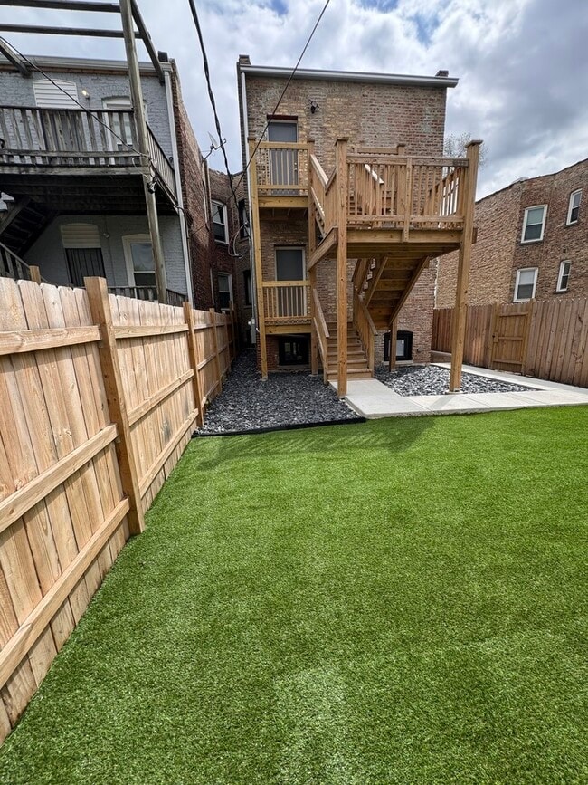 Building Photo - 818 S Karlov Ave
