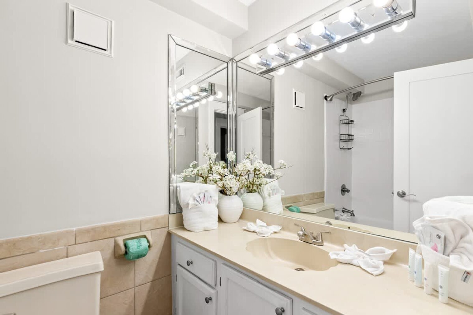 Building Photo - 8743 Thomas Dr