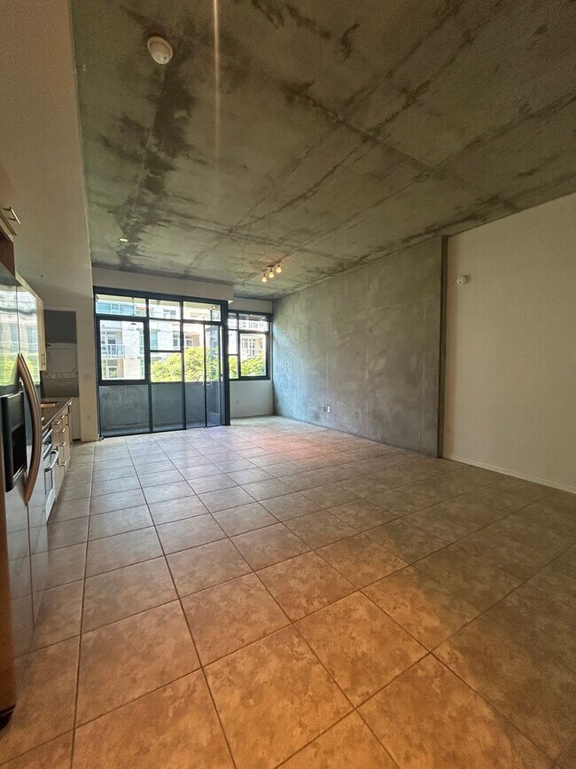 Building Photo - Call about move in special!!!