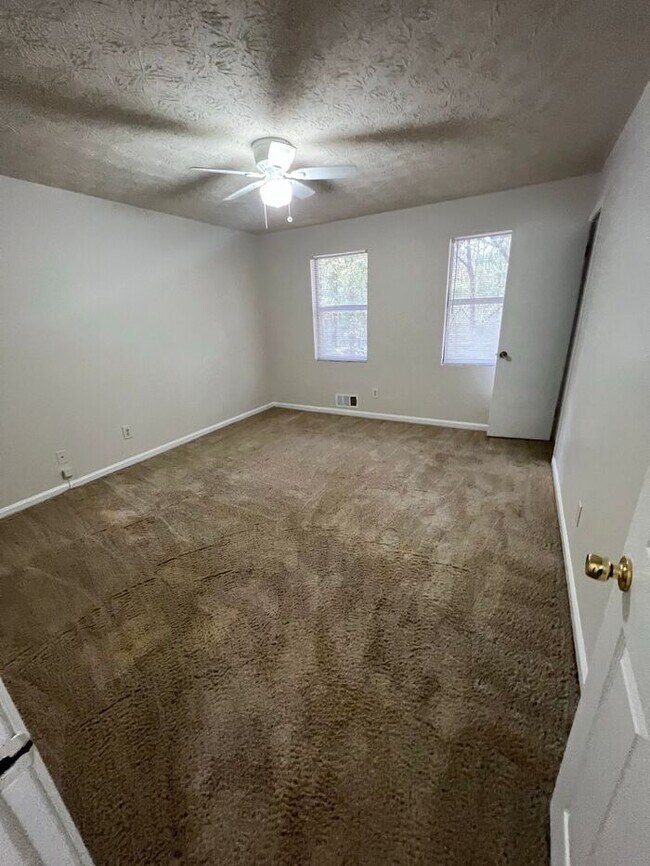 Building Photo - Beautiful 2-Bedroom Townhome in the Highly...