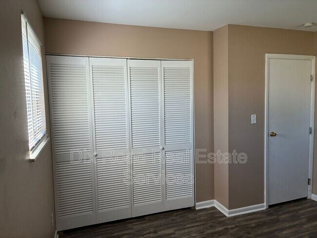 Building Photo - 5261 Bromwick Dr