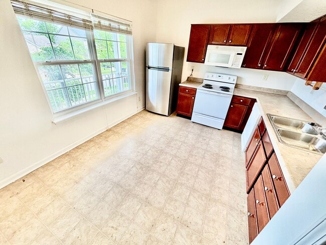 Building Photo - 3 Bedrooms, 2.5 Baths, and a Secret Agent Garage!