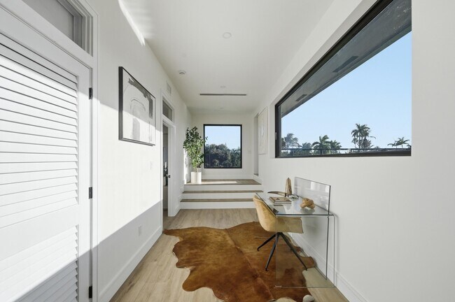 Building Photo - 1308 Avocado Isle