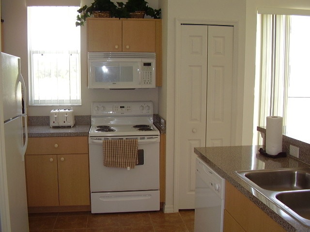 Building Photo - 1152 S Beach Cir