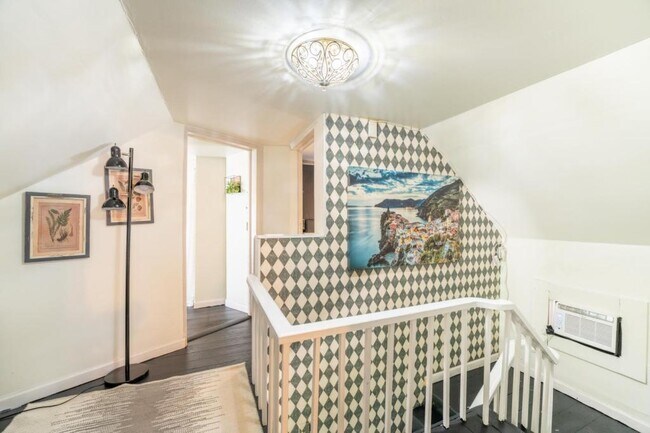 Building Photo - 714 E Jefferson St