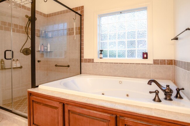 Building Photo - 154 Solamere Ln