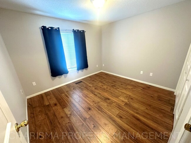 Building Photo - WALK IN LEVEL 2 BD, 1 BA CONDO WITH WOOD F...