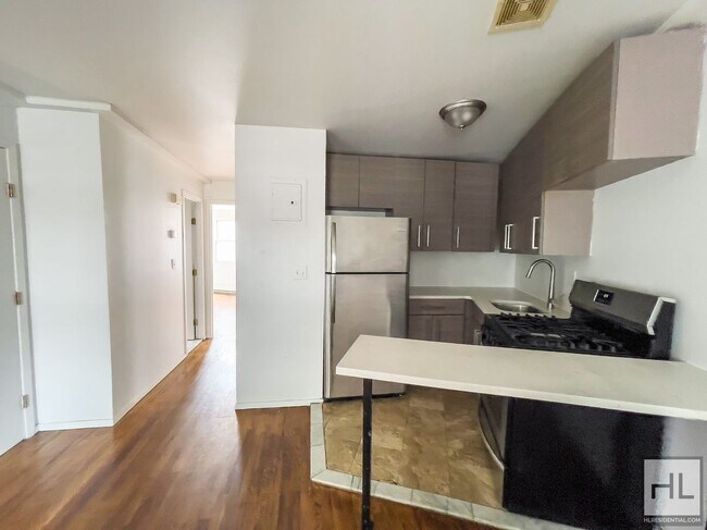 Building Photo - CLINTON HILL / Spacious 2-Bed 1-Bath / Con...