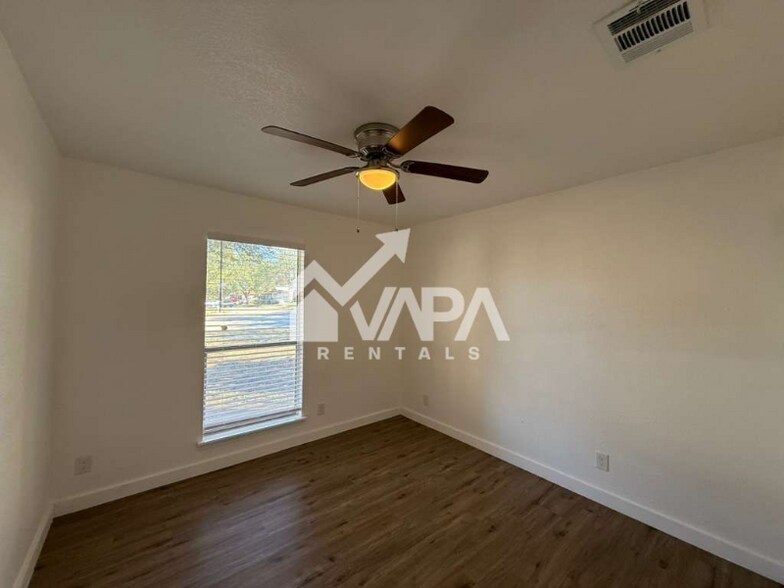 Building Photo - 5822 Lake Wind