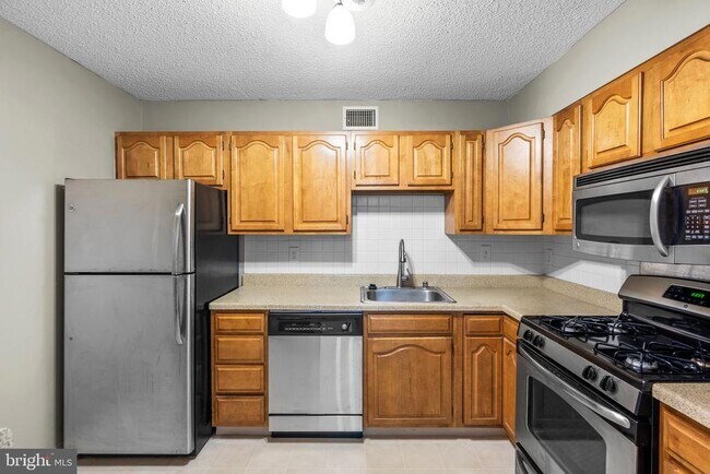 Building Photo - 5225 Pooks Hill Rd