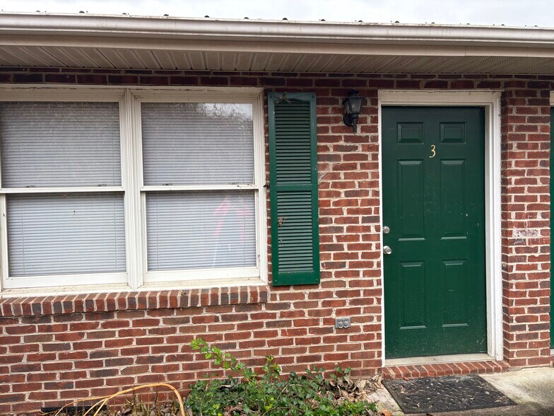 Primary Photo - 812 E Maple St