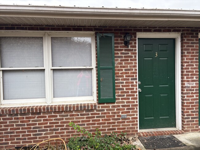 Building Photo - 812 E Maple St