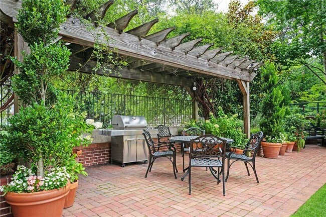 Building Photo - 3657 Peachtree Rd NE