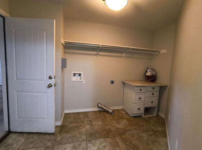 Building Photo - Elegant 3 bedroom, 2 bath home 4 minutes from Goodfellow AFB AVAILABLE NOW!