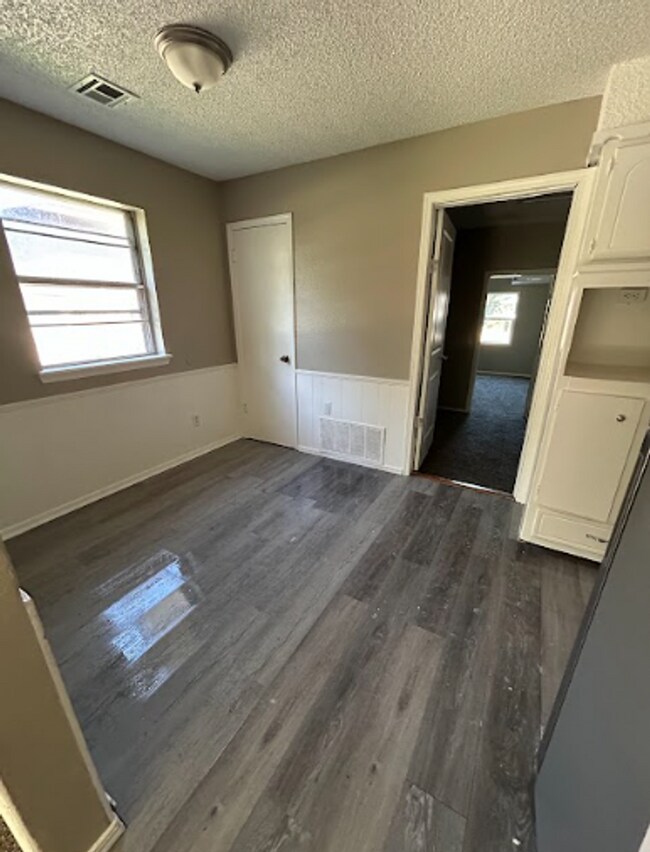 Building Photo - Charming 5 Bedroom Rent to Own Home!!