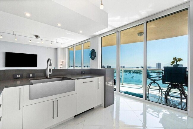 Building Photo - 2640 Lake Shore Dr