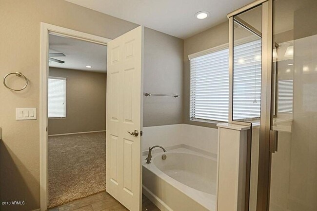 Building Photo - Stunning 3 bedroom plus Den with 2.5 bathrooms. Come, show & rent today!!!  End property!!!  Good...