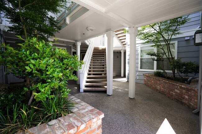 Building Photo - Beautiful & Spacious Condo in Desirable Sunnyvale Location!