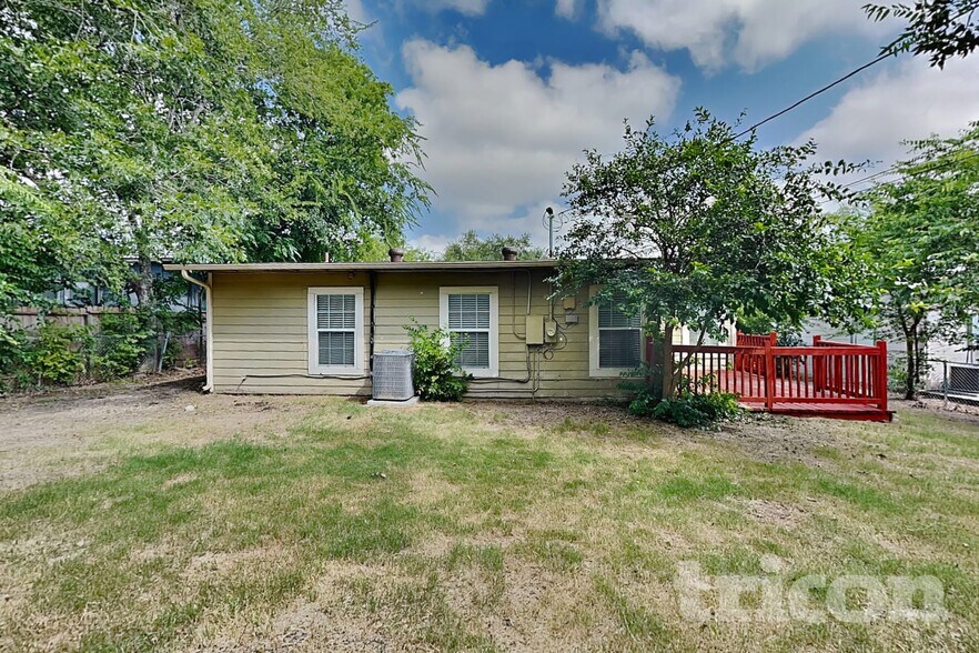 Building Photo - 706 Olney Dr