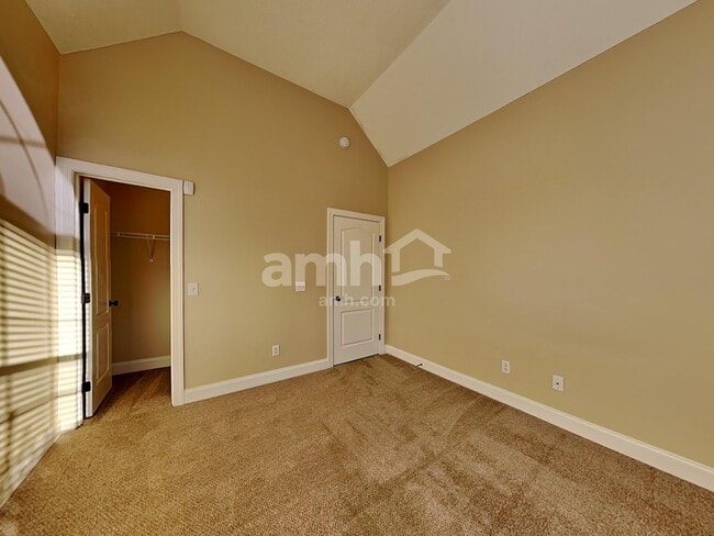 Building Photo - 824 Daybreak Dr